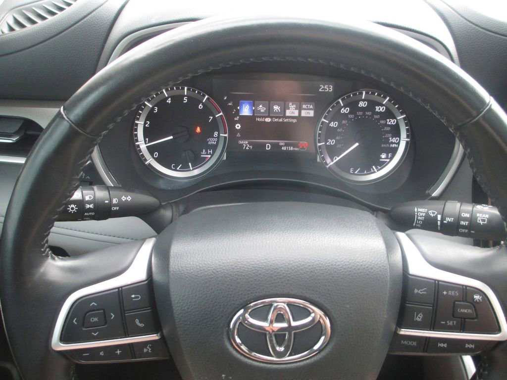 Used 2024 Toyota Highlander XLE AWD/4WD image 29