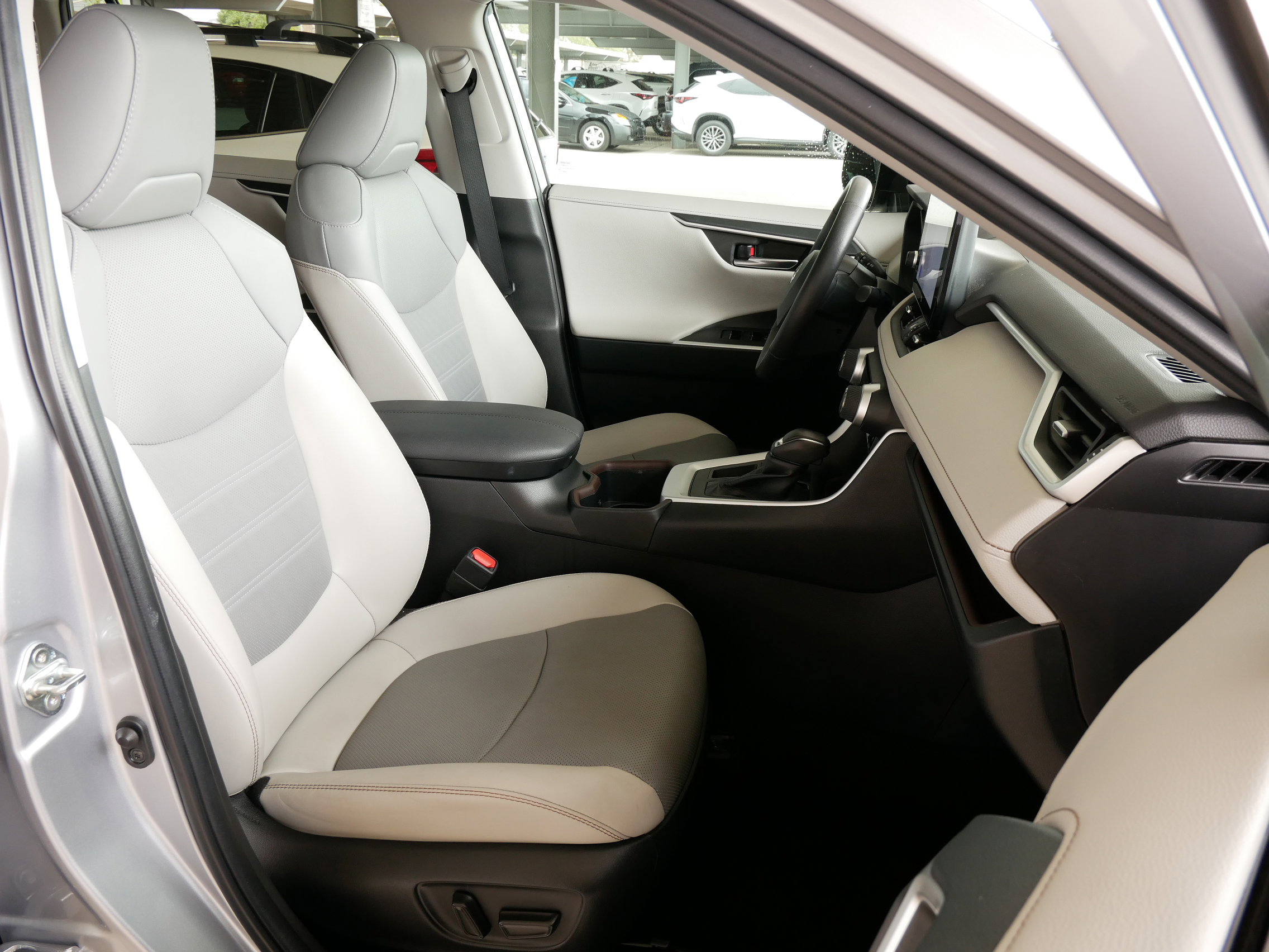 Used 2023 Toyota RAV4 Limited image 8