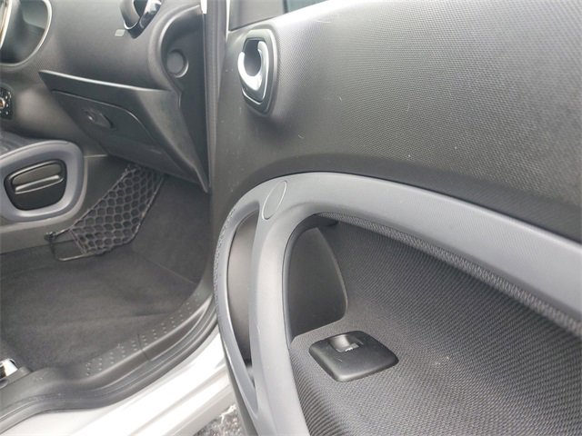 Used 2017 smart fortwo passion image 21