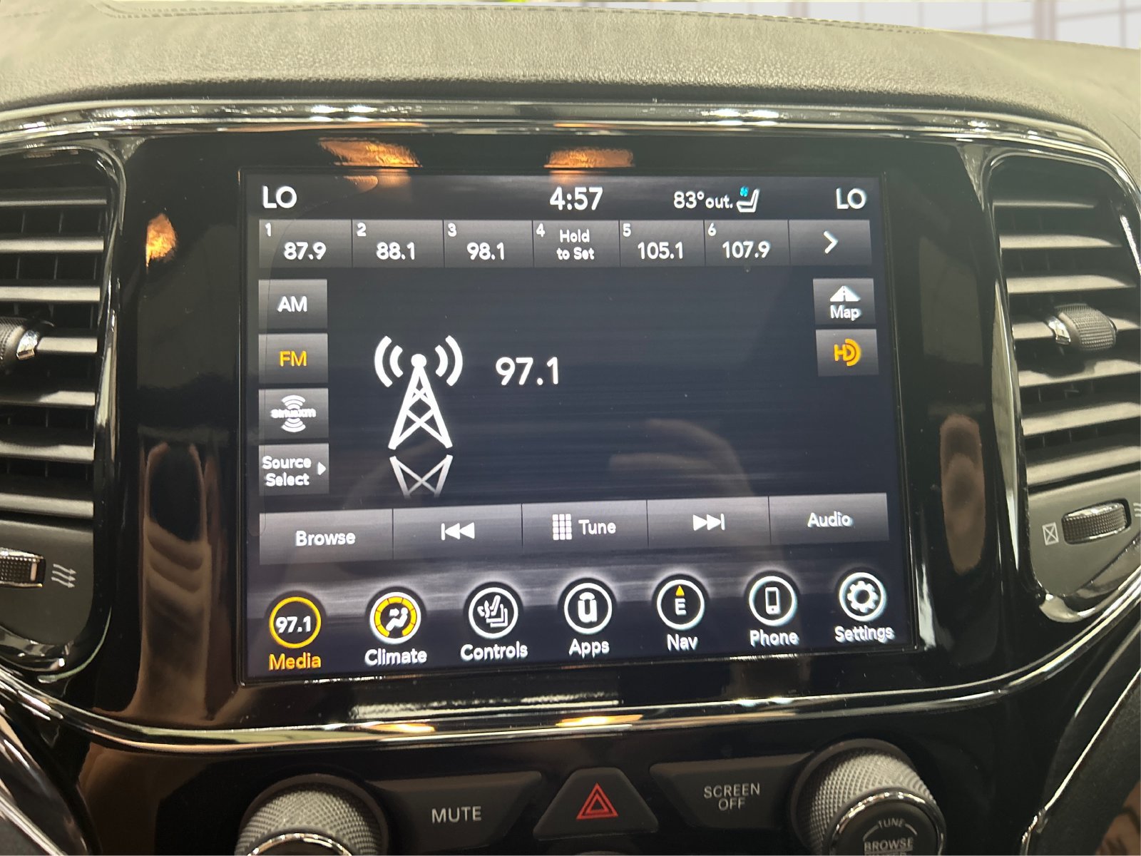 Used 2021 Jeep Grand Cherokee Overland AWD/4WD image 13