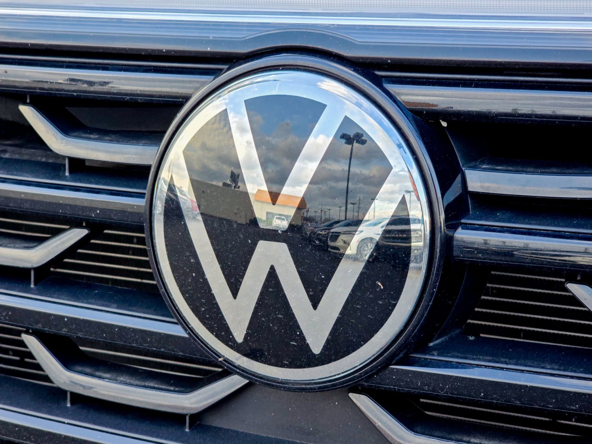 Used 2024 Volkswagen Atlas Cross Sport SE image 3