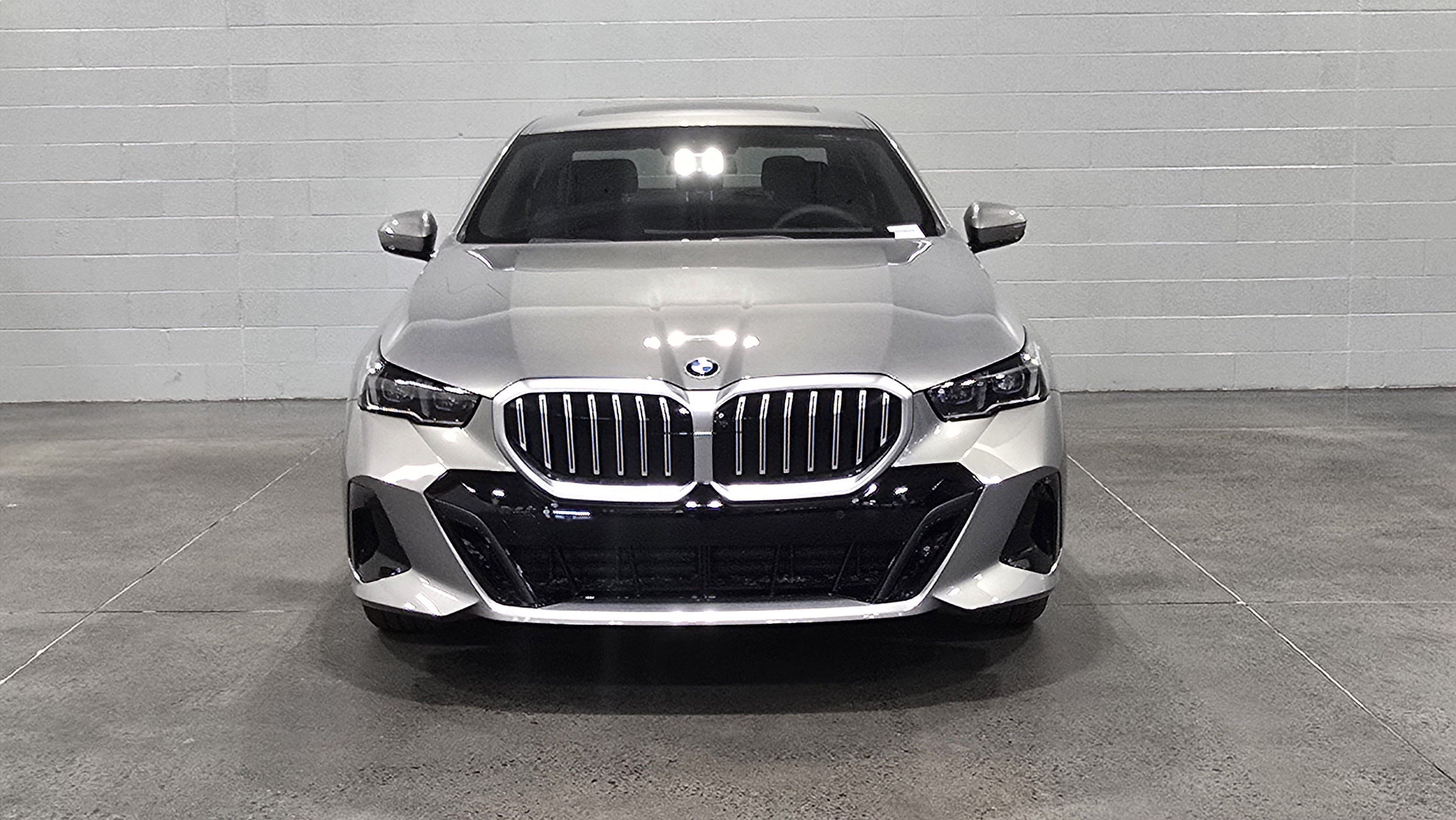 Used 2026 BMW 530i xDrive w/ M Sport Package AWD/4WD image 2