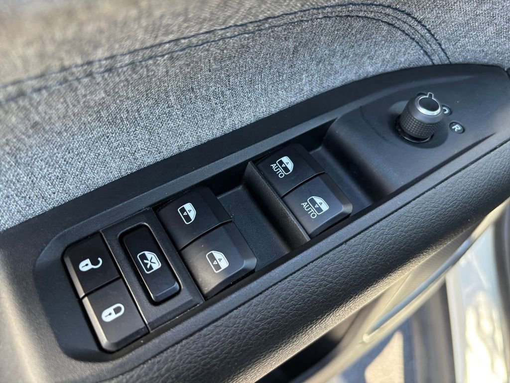 Used 2024 Jeep Compass Latitude image 11