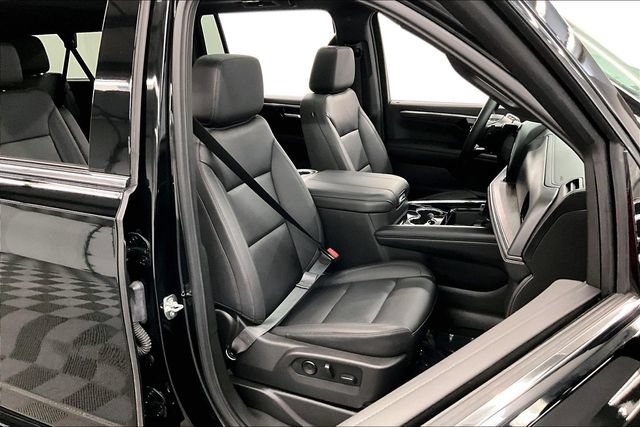 Used 2025 Chevrolet Suburban LT w/ Comfort Package AWD/4WD image 8