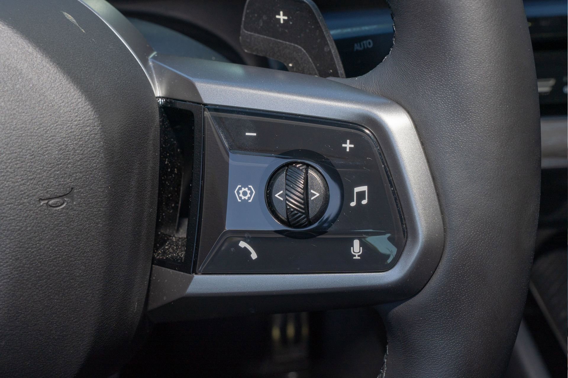 Used 2025 BMW 530i w/ M Sport Package RWD image 32