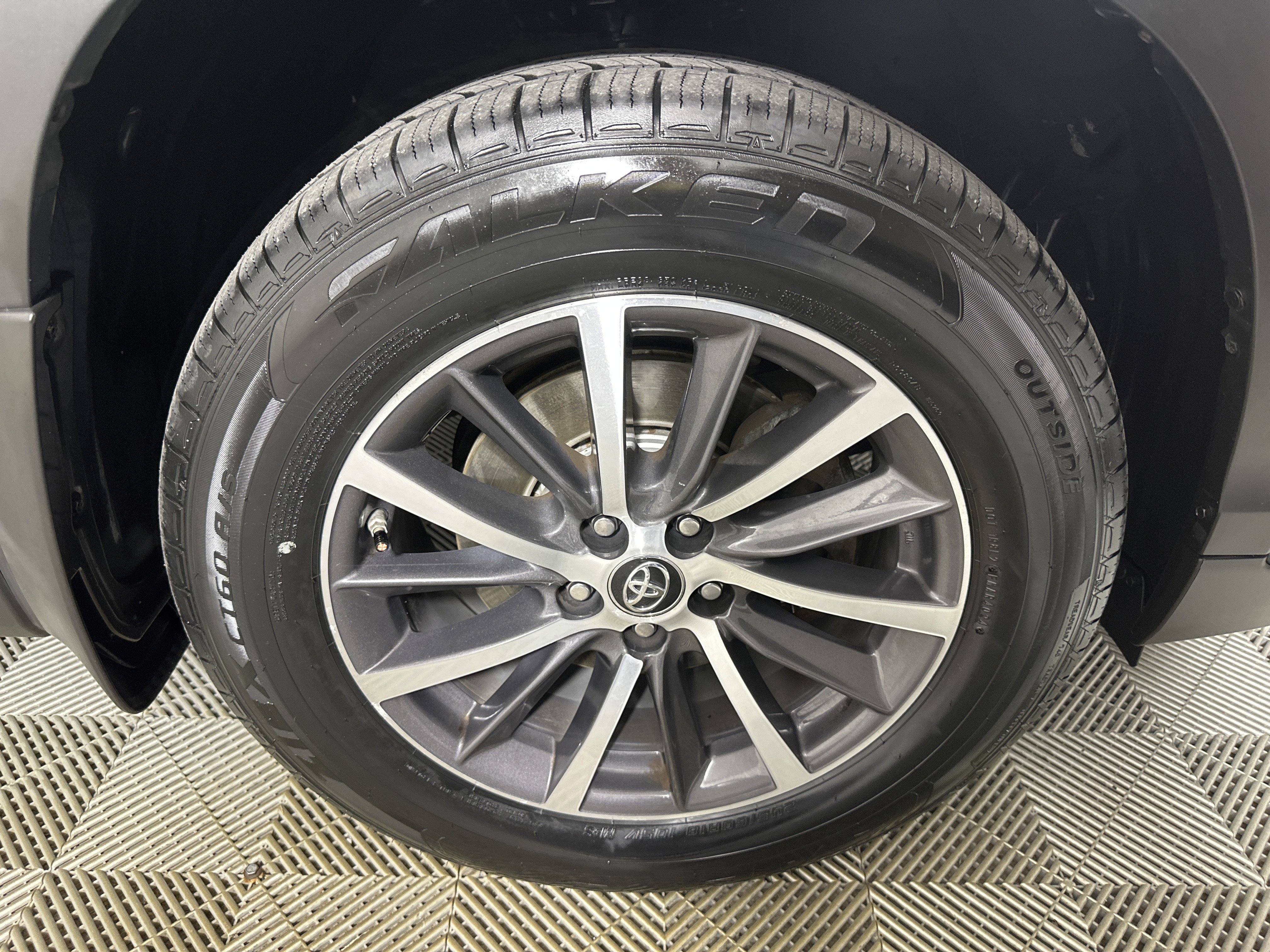 Used 2019 Toyota Highlander AWD V6 image 28