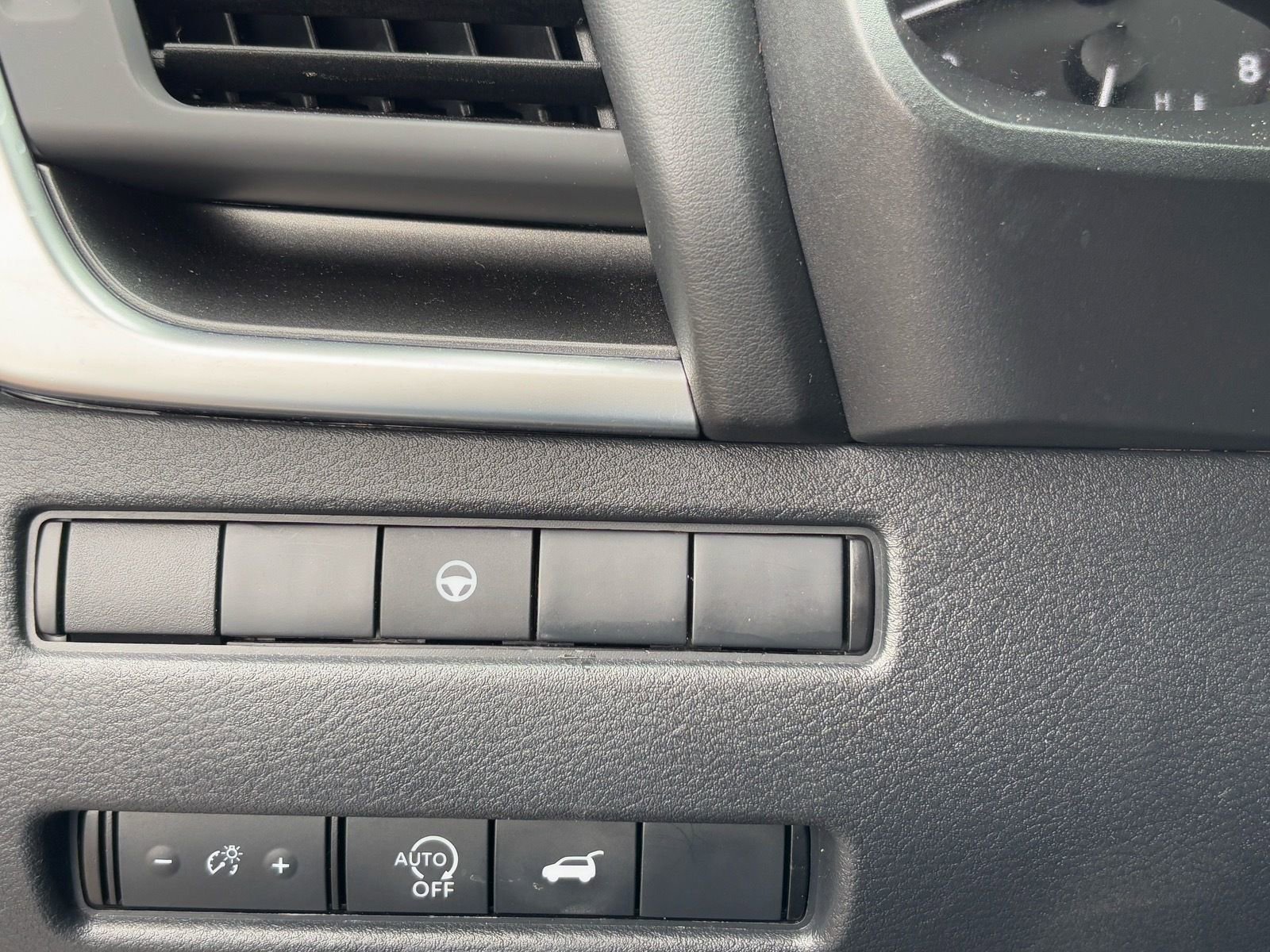 Used 2025 Nissan Rogue SV image 29