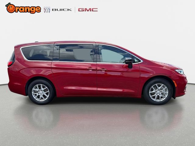 Used 2025 Chrysler Pacifica Select FWD image 2