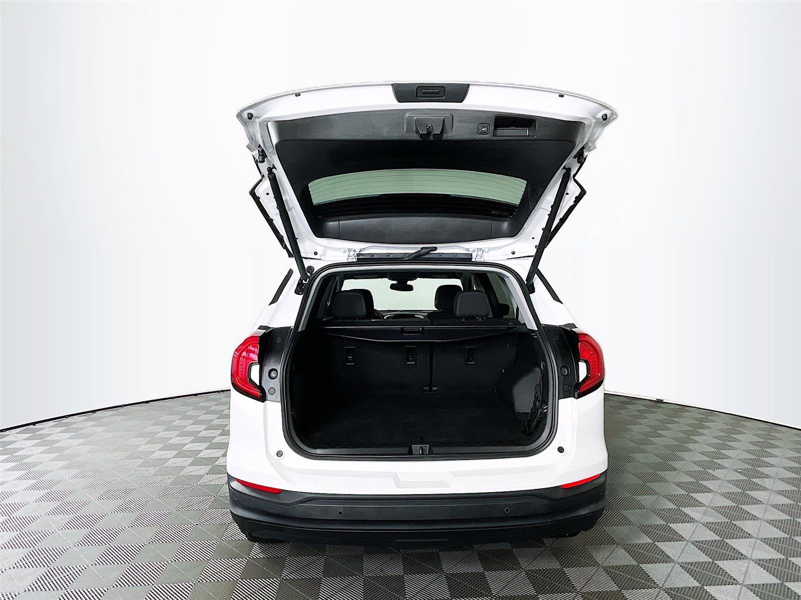 Used 2023 GMC Terrain SLE w/ Driver Convenience Package image 29