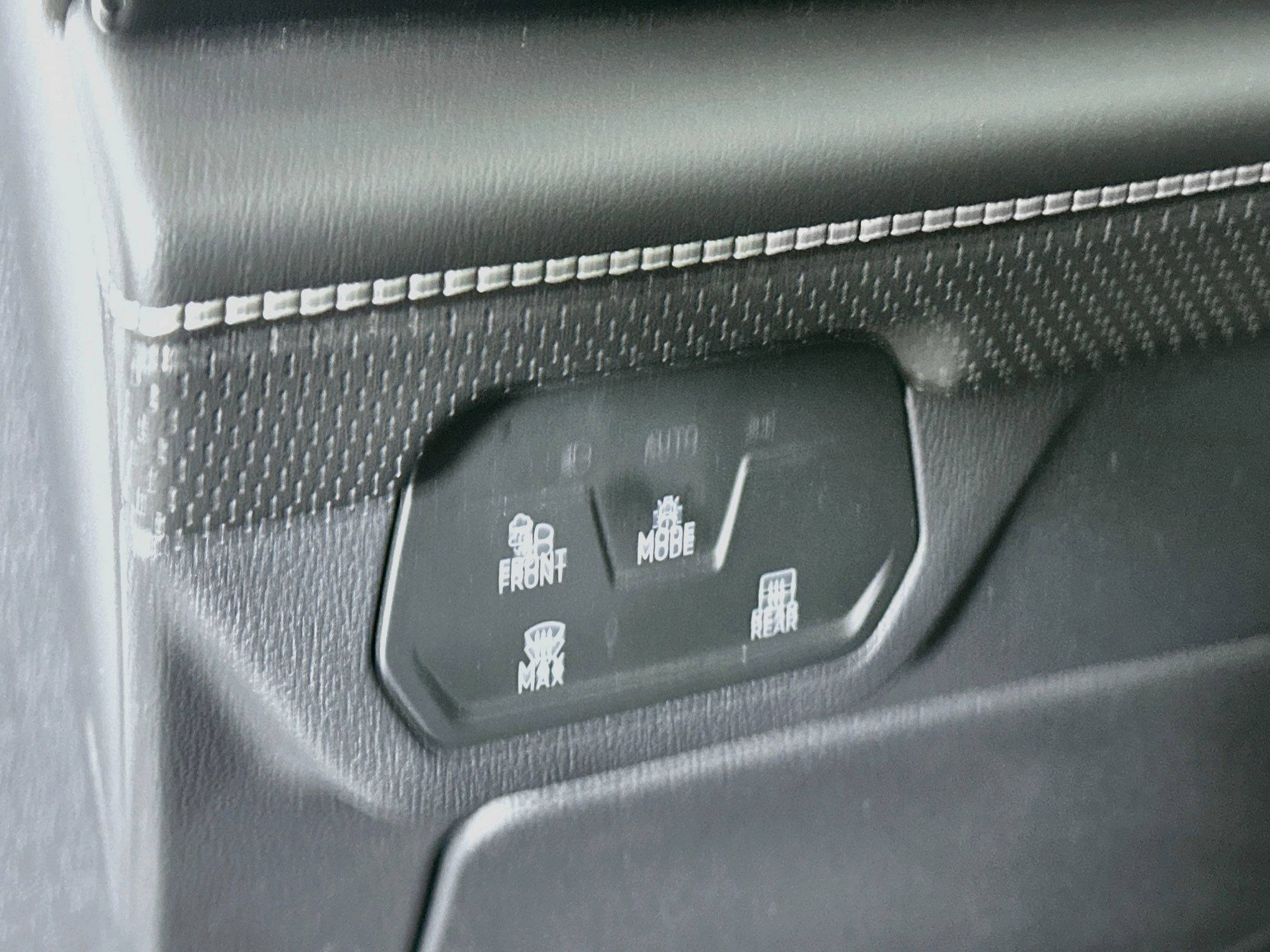 Used 2025 Volkswagen Atlas SE FWD image 17