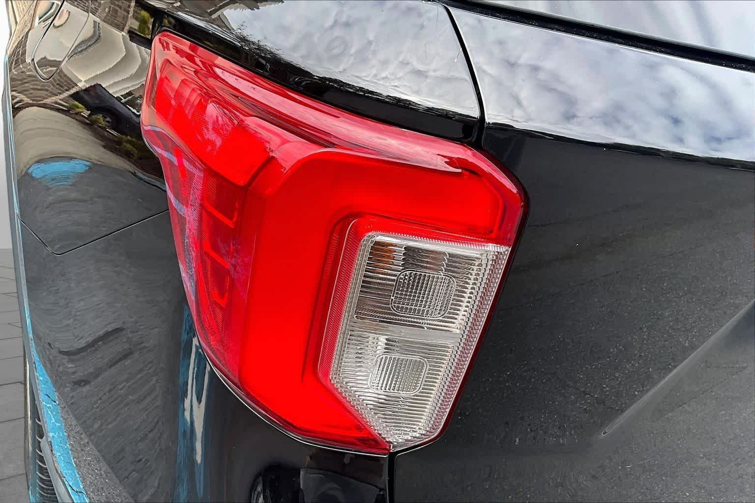 Used 2023 Ford Explorer Platinum w/ Technology Package AWD/4WD image 28