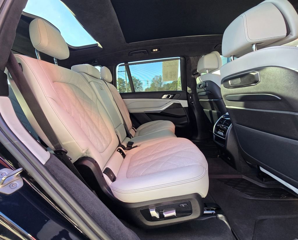 Used 2023 BMW X7 xDrive40i w/ M Sport Package AWD/4WD image 18