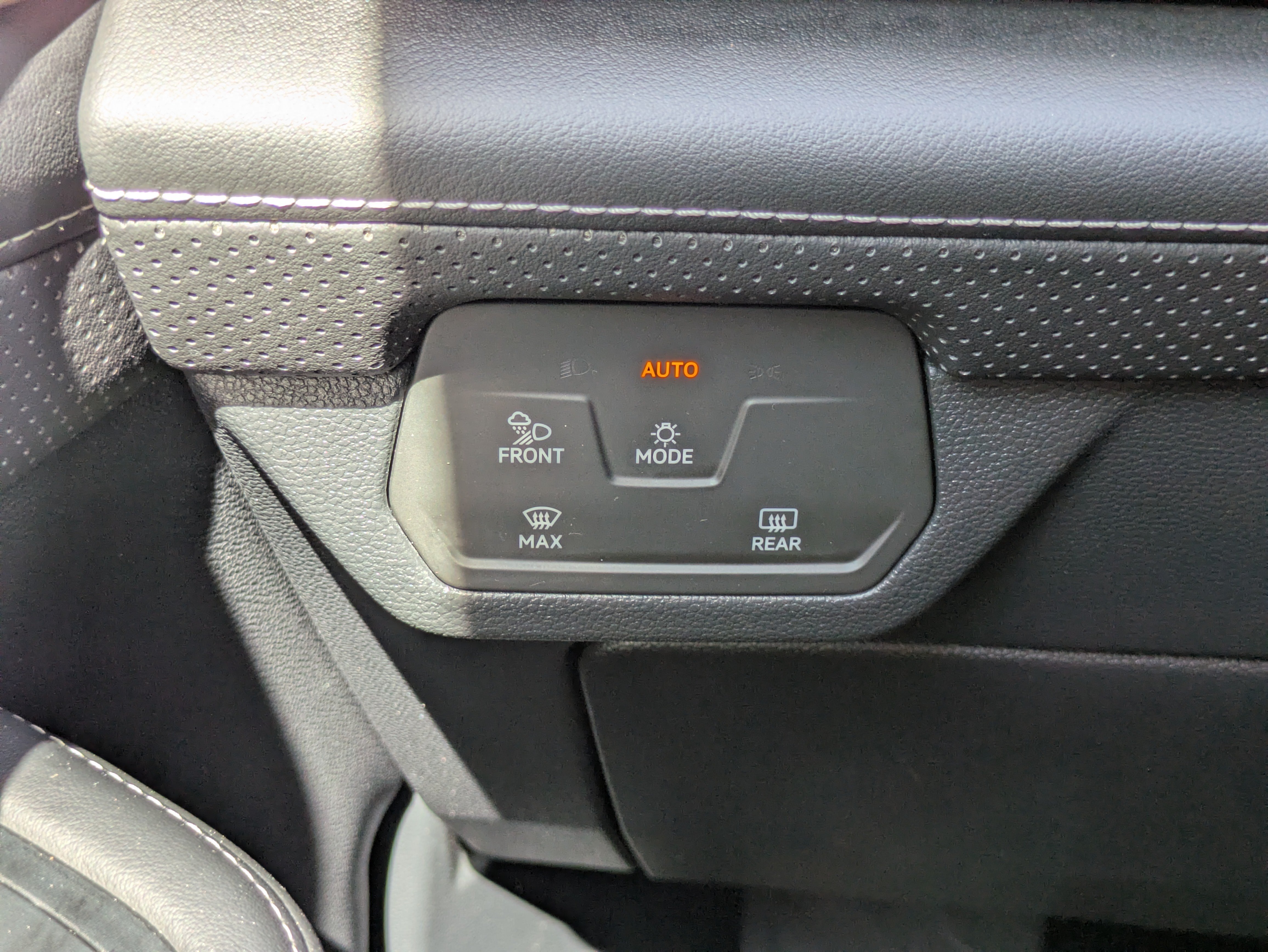 Used 2025 Volkswagen Atlas SE AWD/4WD image 36