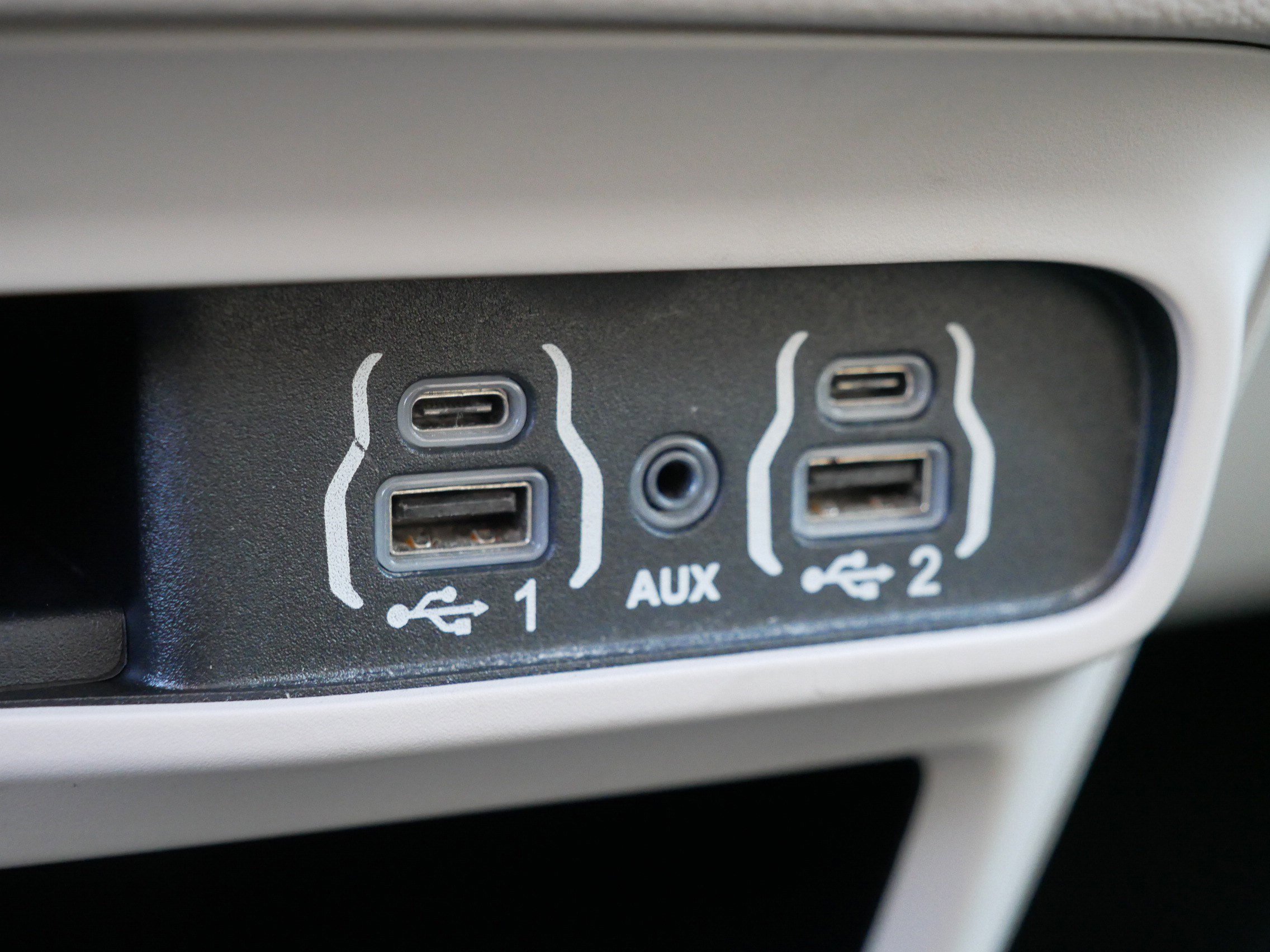 Used 2022 Chrysler Voyager LX image 31