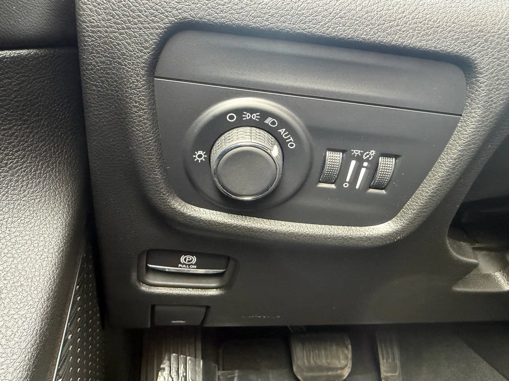 Used 2024 Jeep Grand Cherokee L Altitude AWD/4WD image 15