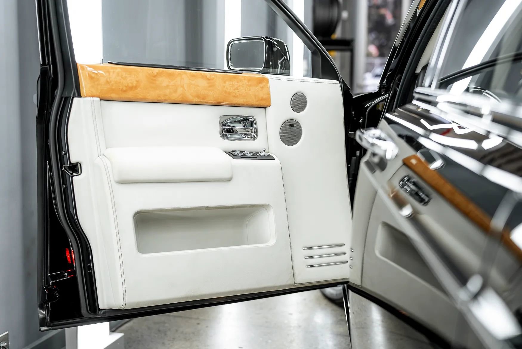 Used 2009 Rolls-Royce Phantom Sedan image 14