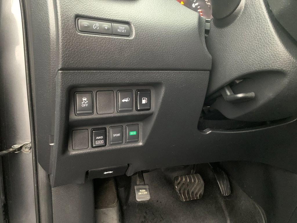 Used 2018 Nissan Rogue SV image 29