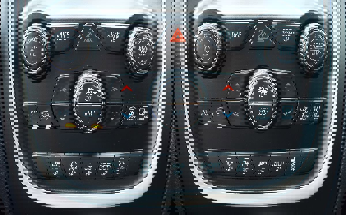 Used 2020 Dodge Durango SXT image 47