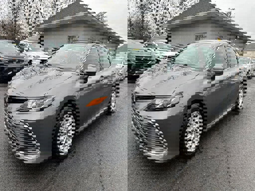 Used 2023 Toyota Camry LE image 3