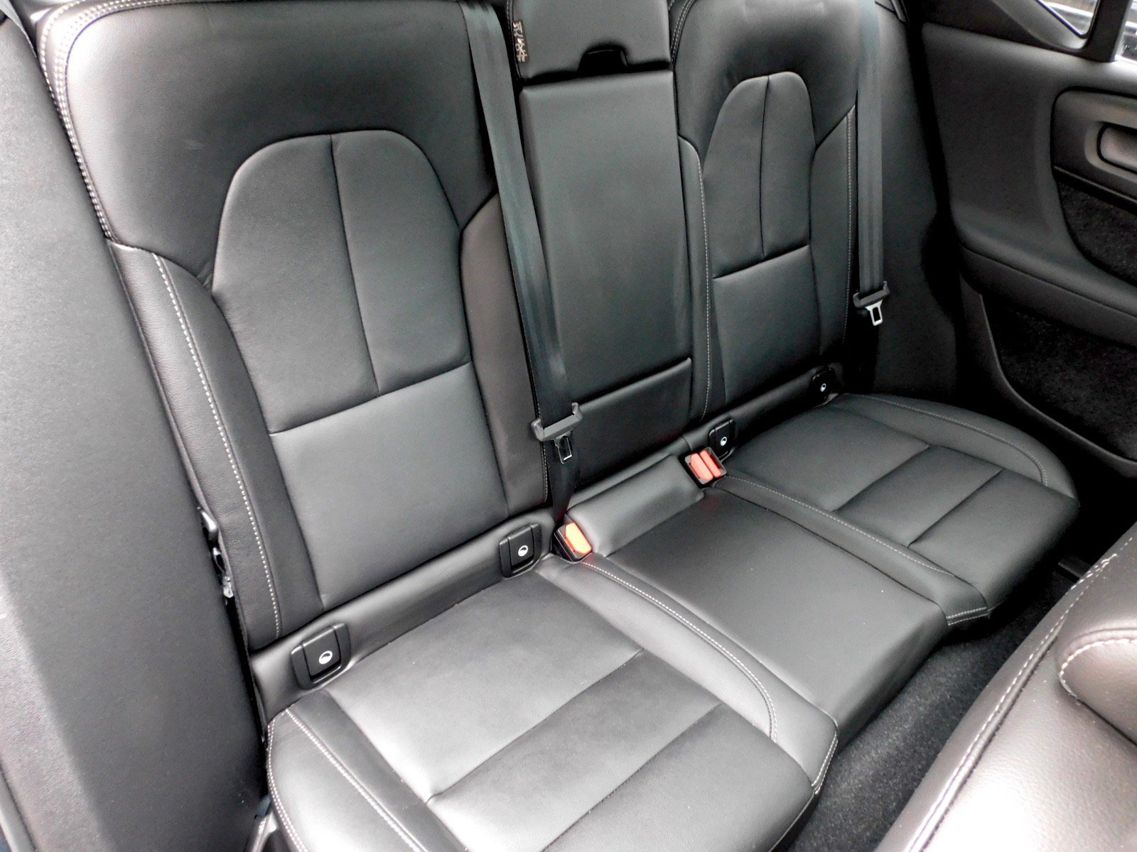 Used 2024 Volvo XC40 B5 Plus AWD/4WD image 17