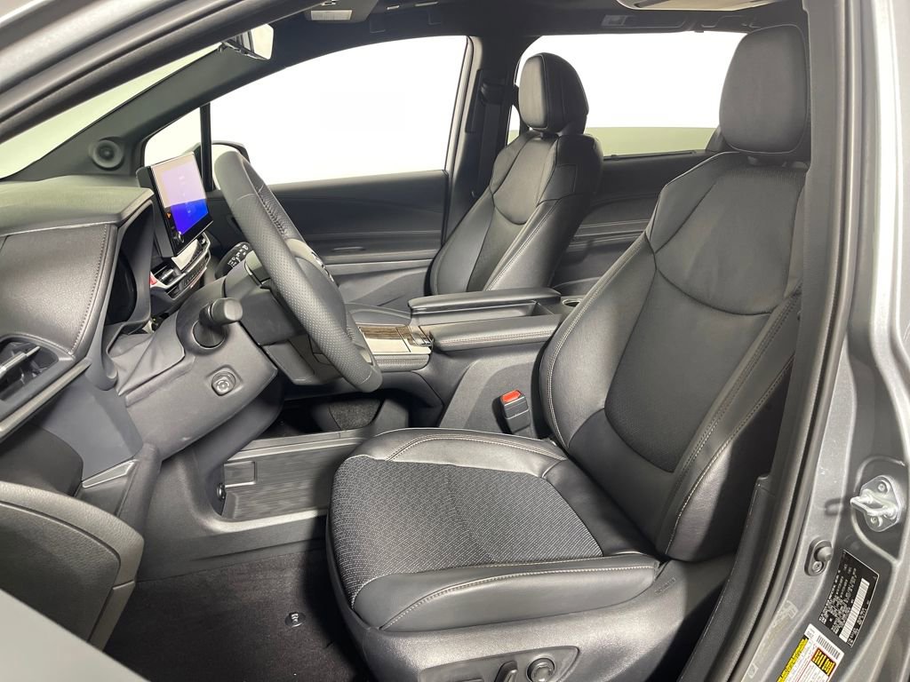 Used 2026 Toyota Sienna Platinum image 12
