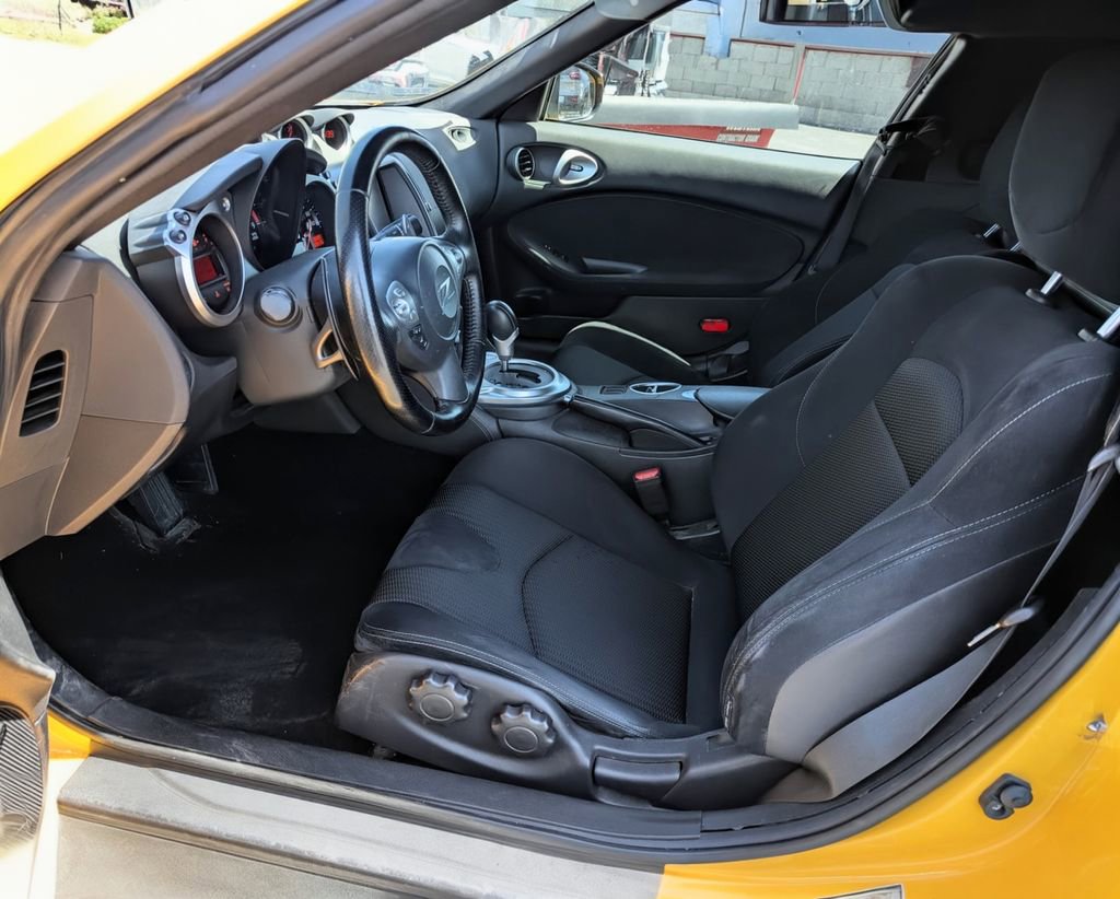 Used 2017 Nissan 370Z Coupe RWD image 18