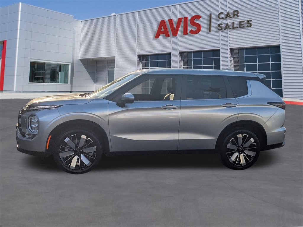 Used 2025 Mitsubishi Outlander SE image 11