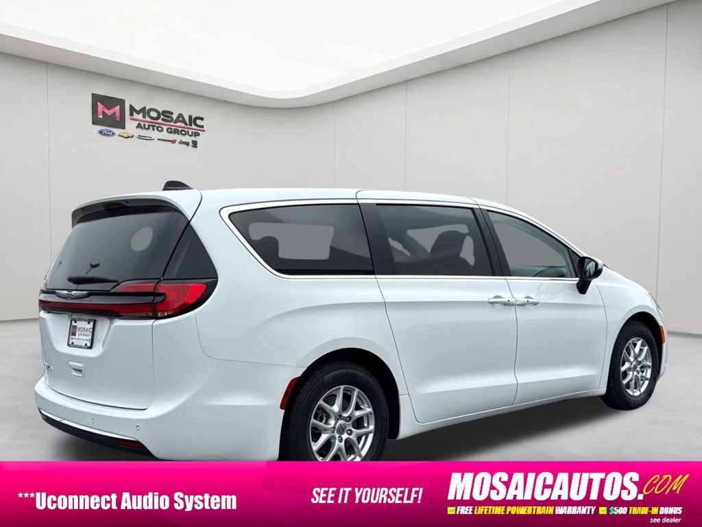 Used 2023 Chrysler Pacifica Touring-L FWD image 7