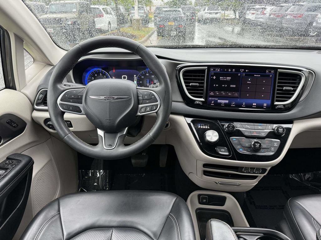 Used 2023 Chrysler Pacifica Touring-L FWD image 18