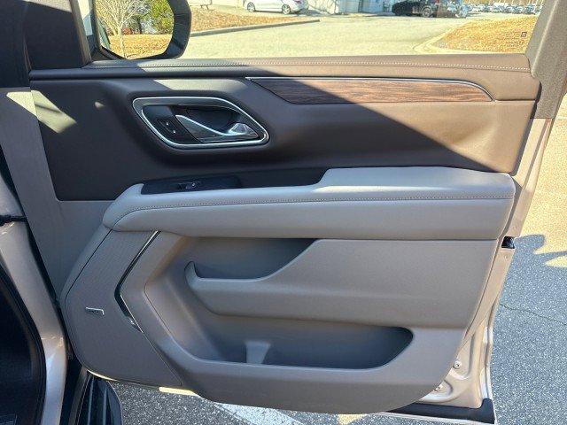 Used 2023 Chevrolet Suburban LT w/ Luxury Package image 45