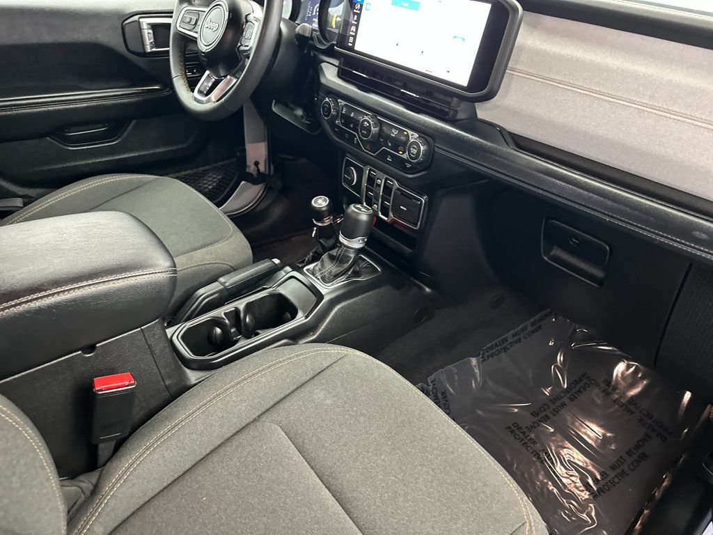 Used 2024 Jeep Wrangler Unlimited Sahara AWD/4WD image 15