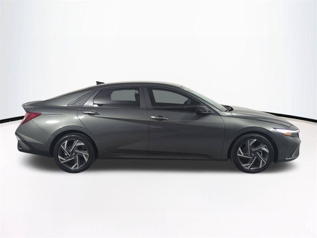Used 2025 Hyundai Elantra Sport FWD image 4