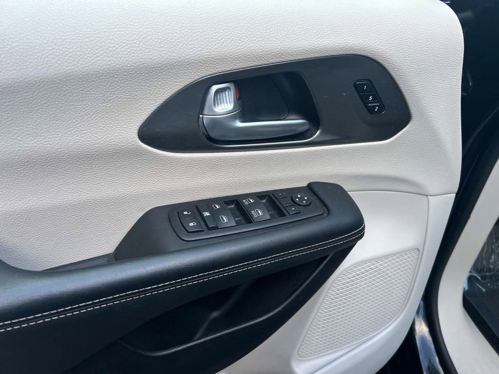 Used 2024 Chrysler Pacifica Touring-L image 18