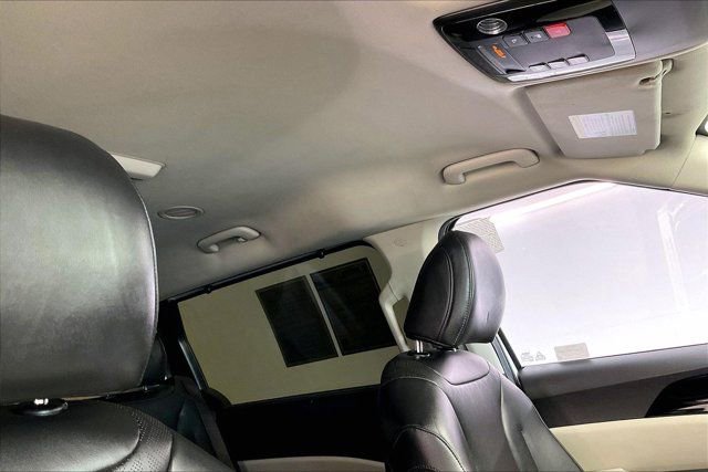 Used 2024 Kia Carnival EX image 25