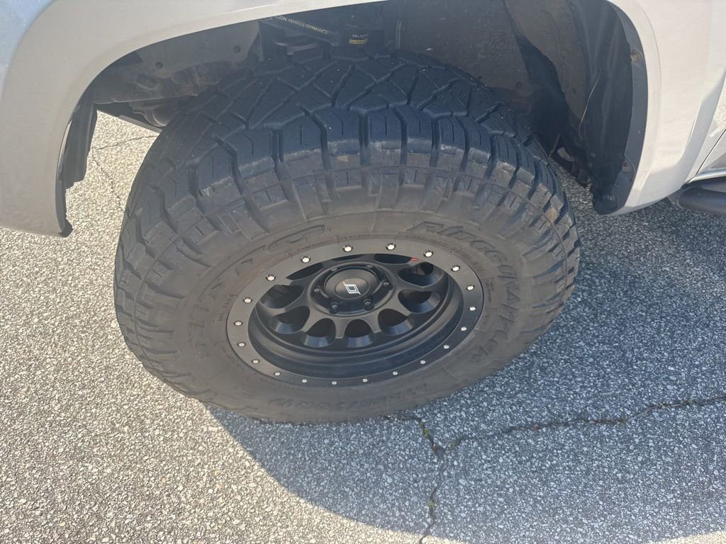 Used 2017 Toyota Tacoma TRD Sport w/ Premium & Technology Package image 3