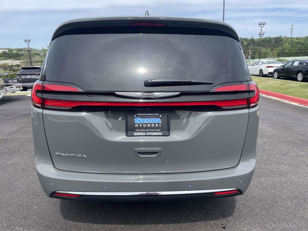 Used 2025 Chrysler Pacifica Select image 3