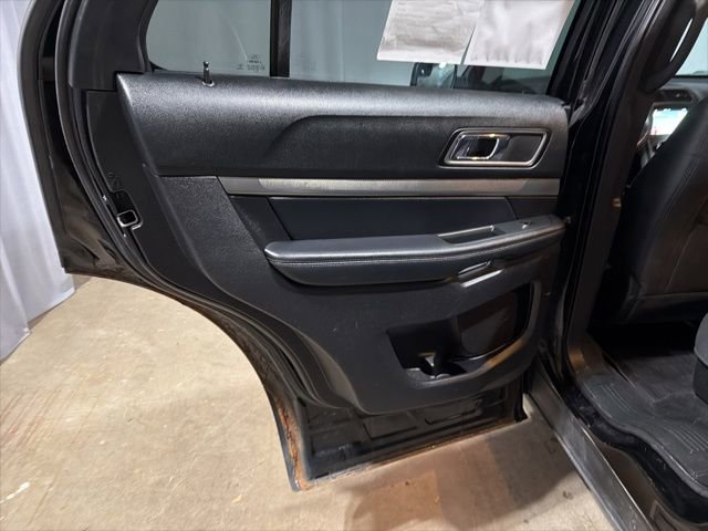 Used 2018 Ford Explorer XLT image 11
