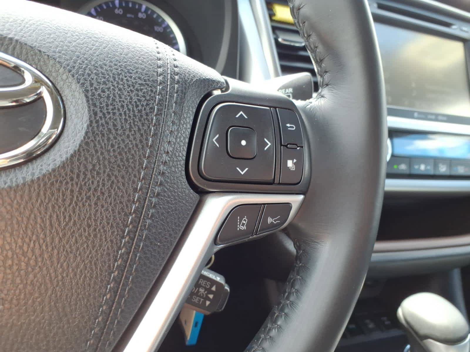 Used 2019 Toyota Highlander Plus AWD/4WD image 23