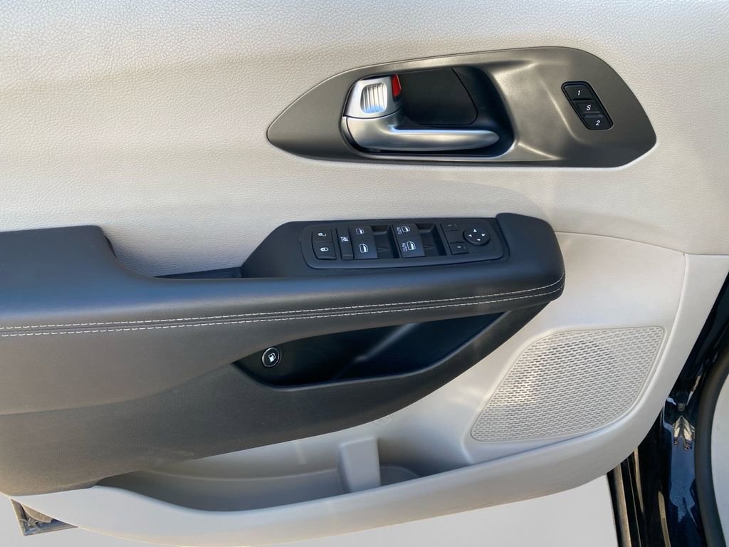 Used 2024 Chrysler Pacifica Select image 16