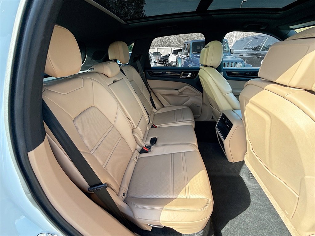 Used 2020 Porsche Cayenne image 32
