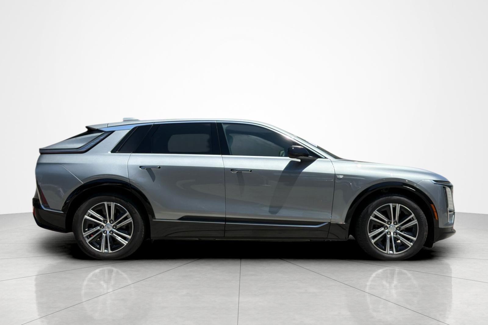 Used 2024 Cadillac Lyriq Luxury AWD/4WD image 6