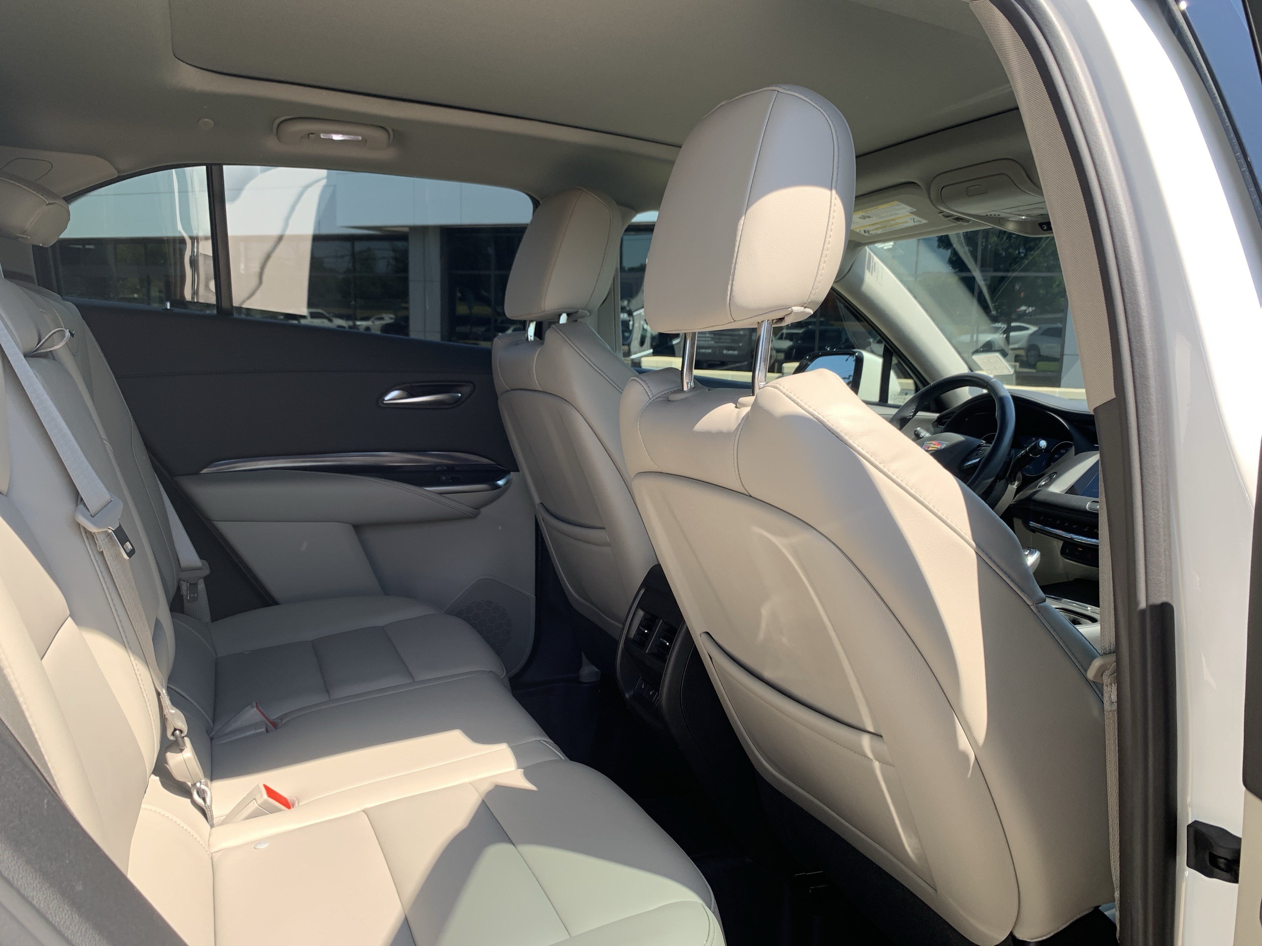 Used 2023 Cadillac XT4 Luxury w/ Cold Weather Package FWD image 33