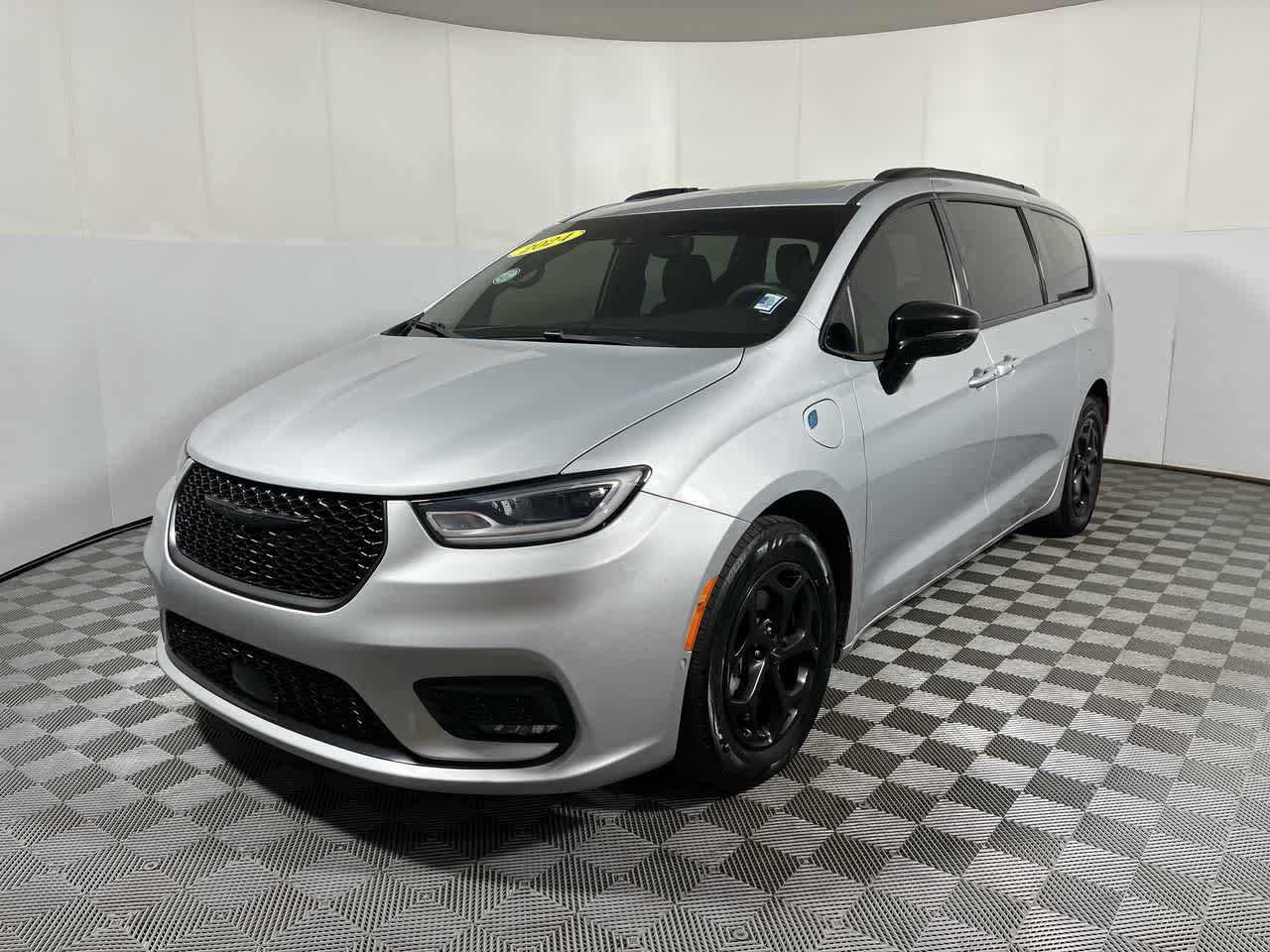 Used 2024 Chrysler Pacifica Premium FWD image 4