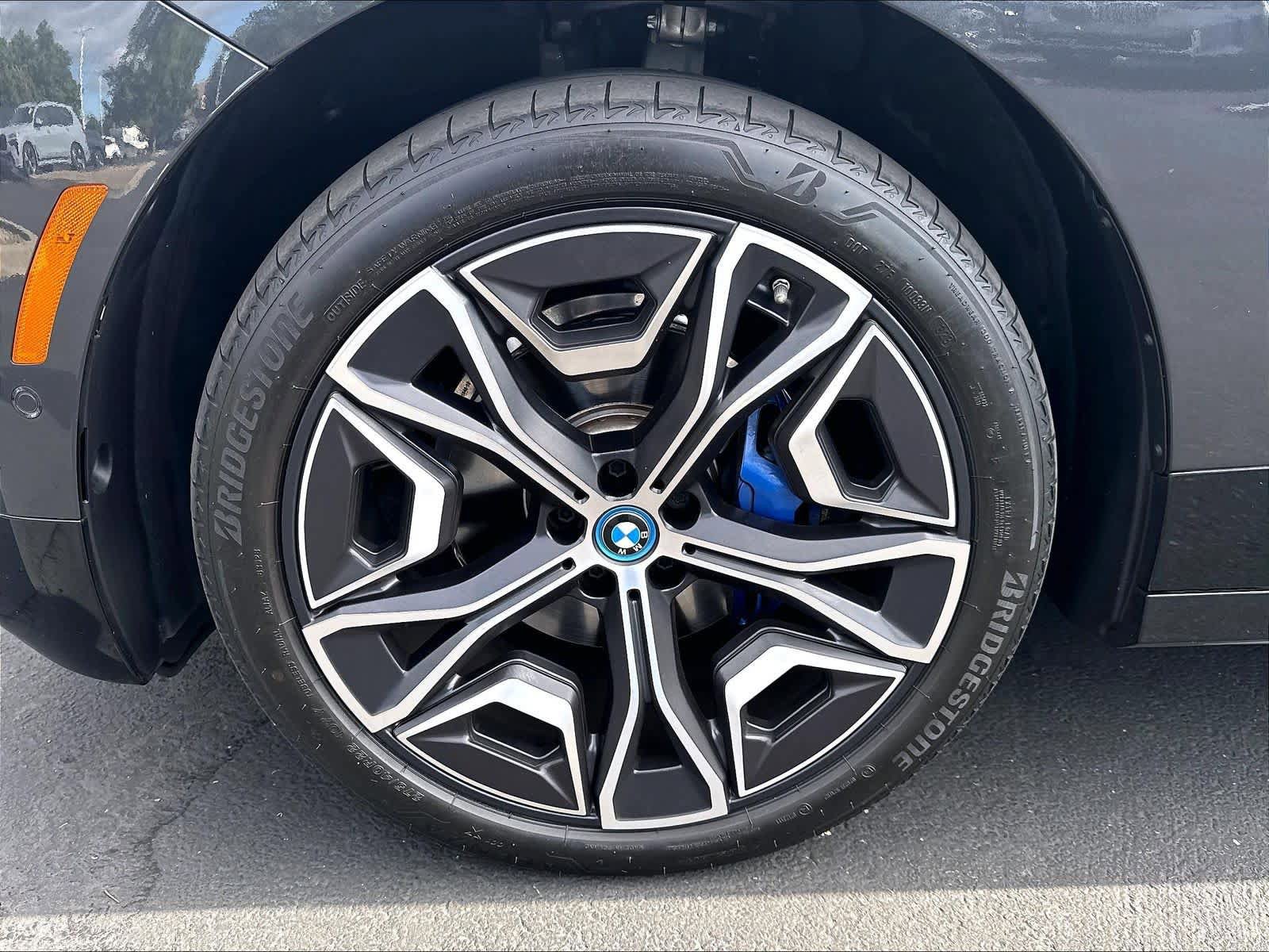 Used 2024 BMW iX xDrive50 w/ Sport Package AWD/4WD image 33