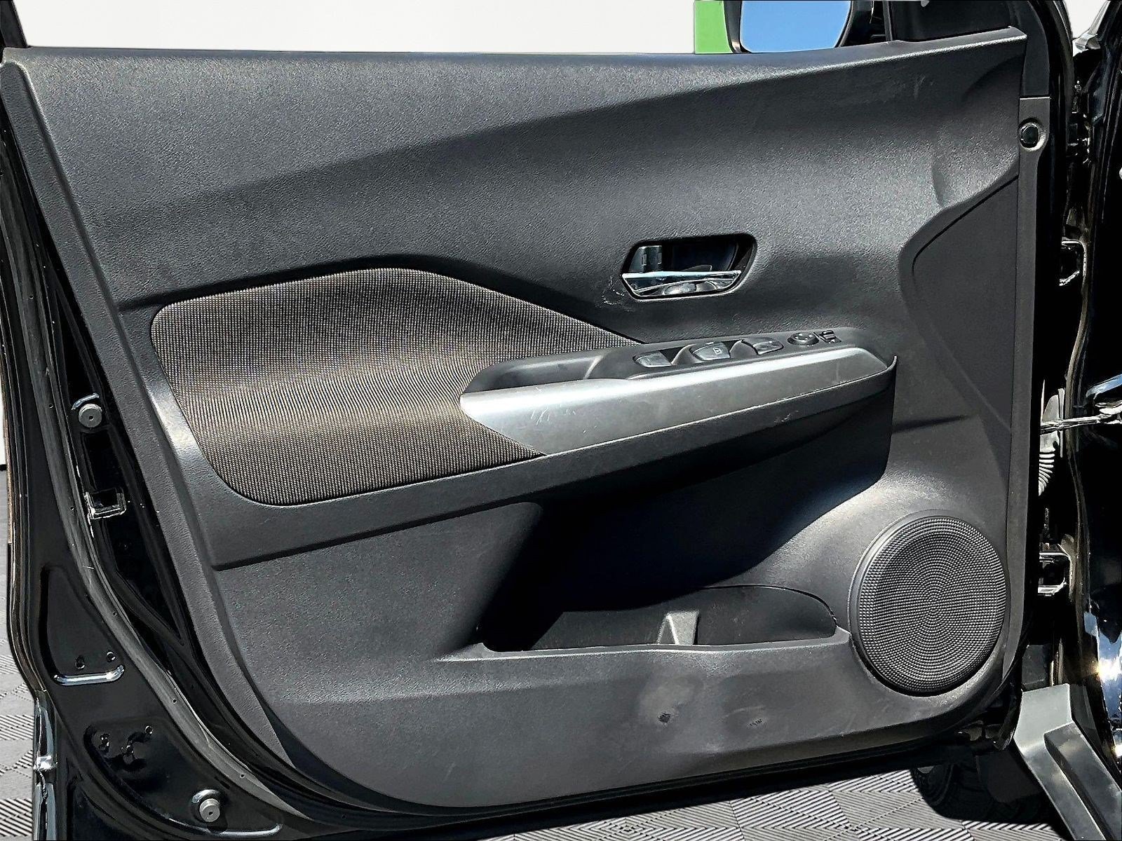 Used 2018 Nissan Kicks SV FWD image 19