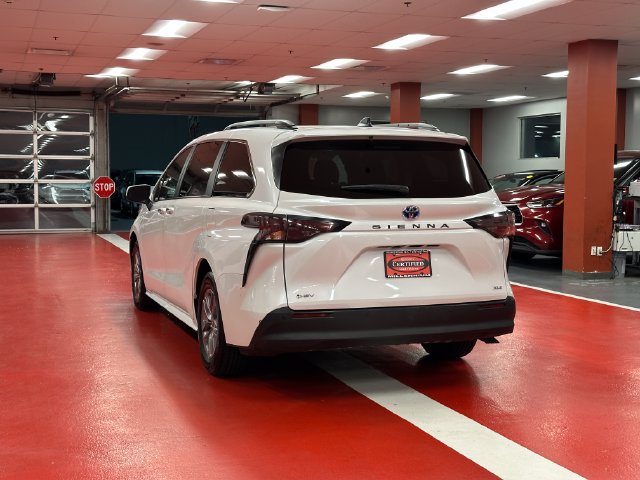 Certified 2025 Toyota Sienna XLE FWD image 5