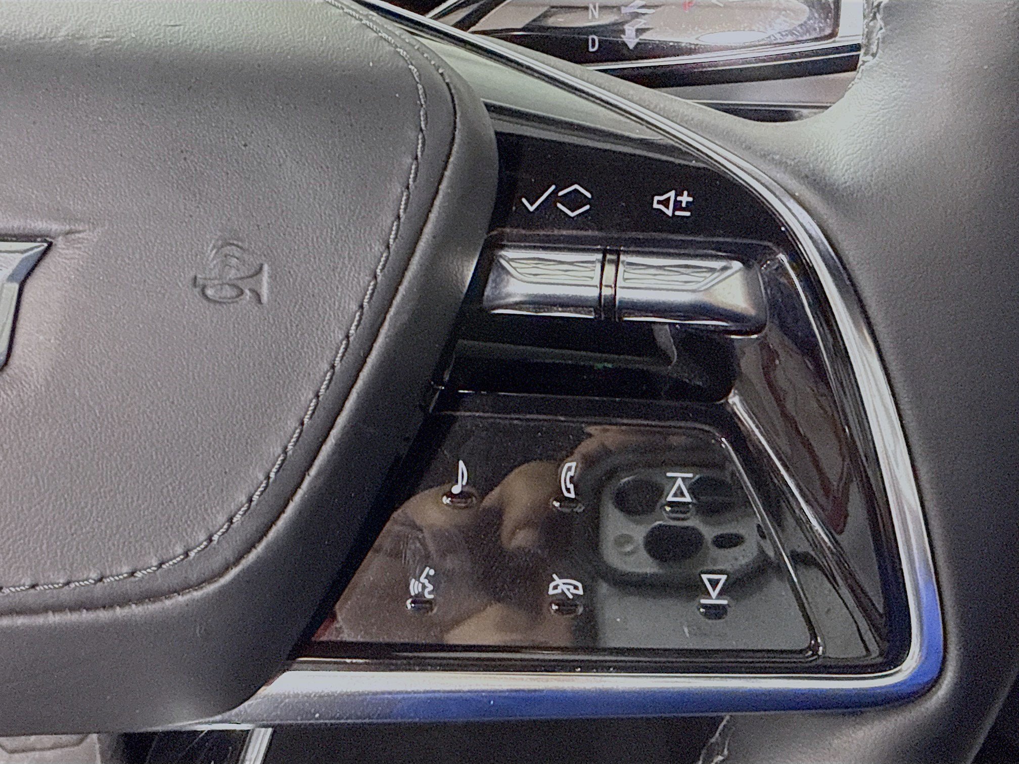 Used 2024 Cadillac Lyriq Luxury w/ LPO, Floor Liner Package AWD/4WD image 15