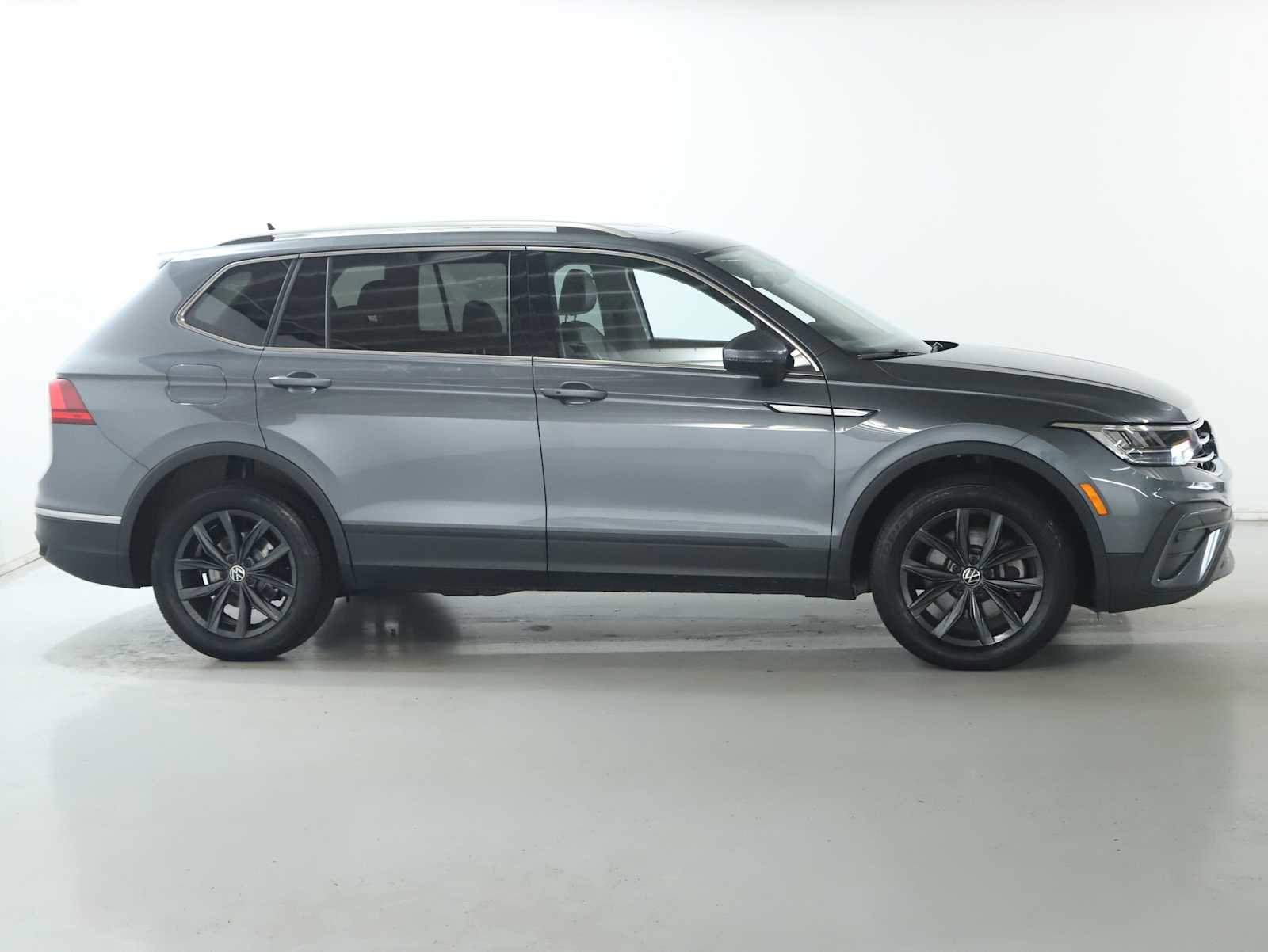 Certified 2024 Volkswagen Tiguan SE w/ Panoramic Sunroof Package AWD/4WD image 11