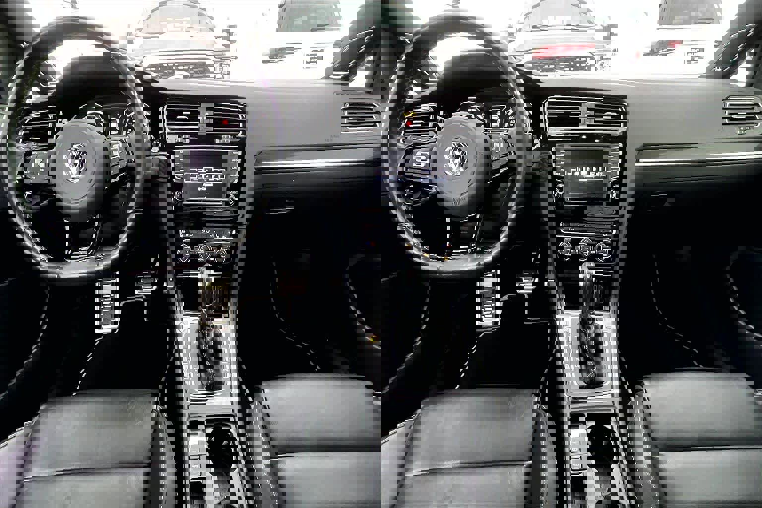 Used 2017 Volkswagen Golf R 4-Door image 15