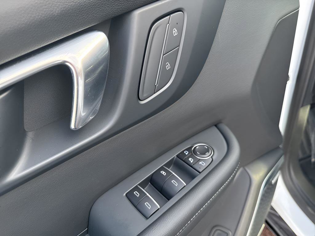 Used 2025 Buick Enclave Sport Touring image 17